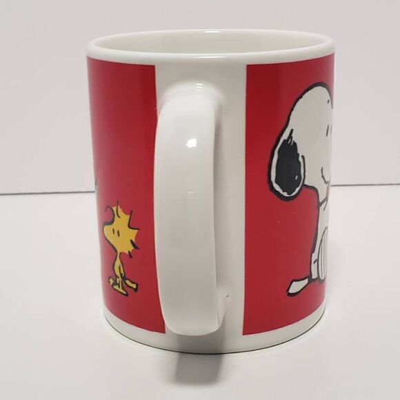 ‎Vintage Red Snoopy Woodstock Gift Giving Holiday Coffee Mug - Picture 2 of 8